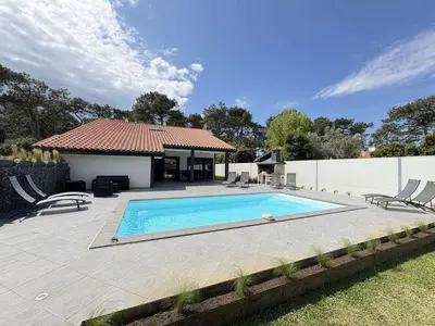 Piscine de l'établissement Villa d'exception avec piscine chauffée proche océan à Biscarrosse Plage - FR-1-831-8 ou située à proximité