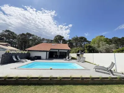 Piscine de l'établissement Villa d'exception avec piscine chauffée proche océan à Biscarrosse Plage - FR-1-831-8 ou située à proximité