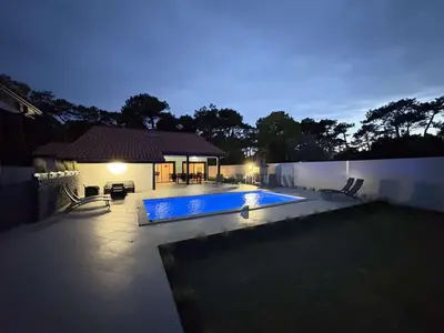 Piscine de l'établissement Villa d'exception avec piscine chauffée proche océan à Biscarrosse Plage - FR-1-831-8 ou située à proximité