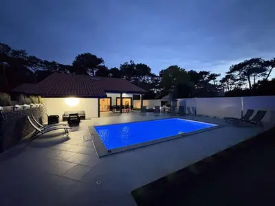 Piscine de l'établissement Villa d'exception avec piscine chauffée proche océan à Biscarrosse Plage - FR-1-831-8 ou située à proximité