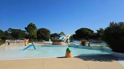 Piscine de l'établissement Mobilhome 642 3 chambres Siblu La Réserve ou située à proximité