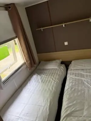 Un ou plusieurs lits dans un hébergement de l'établissement Mobilhome 642 3 chambres Siblu La Réserve