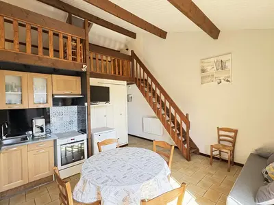 Cuisine ou kitchenette dans l'établissement Charmante maison mitoyenne à Biscarrosse Plage, proche de la mer pour des vacances en famille - FR-1-831-9