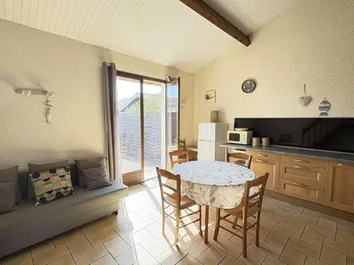 Cuisine ou kitchenette dans l'établissement Charmante maison mitoyenne à Biscarrosse Plage, proche de la mer pour des vacances en famille - FR-1-831-9