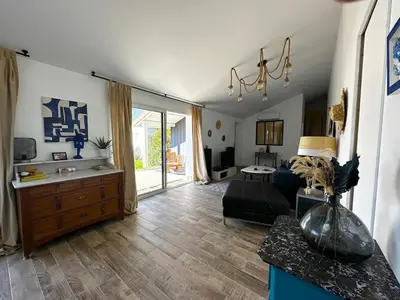 Télévision ou salle de divertissement dans l'établissement Belle Villa 5 pièces, 3 chambres