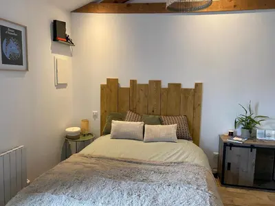 Un ou plusieurs lits dans un hébergement de l'établissement Paisible Studio avec jardin Bassin Arcachon