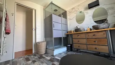 Télévision ou salle de divertissement dans l'établissement Villa TIKI BAR piscine chauffée 4 chambres