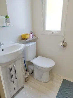Salle de bains dans l'établissement Mobil Home 6-8p 3ch 2sb Clim