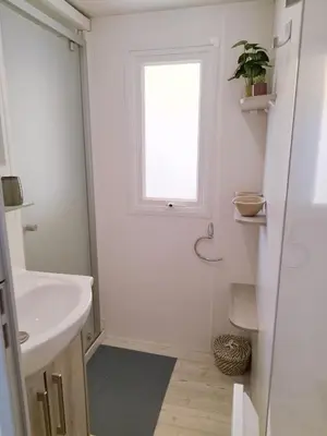 Salle de bains dans l'établissement Mobil Home 6-8p 3ch 2sb Clim