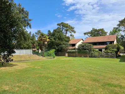 Jardin de l'établissement Appartement avec piscine et proche de la plage