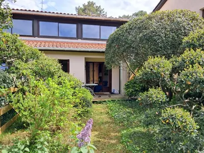Jardin de l'établissement Appartement avec piscine et proche de la plage