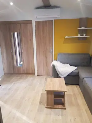 Coin salon dans l'établissement MOBIL HOME confort et charmant