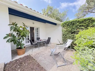 Jardin de l'établissement Maison de plain-pied avec Wi-Fi, proche mer - FR-1-831-10