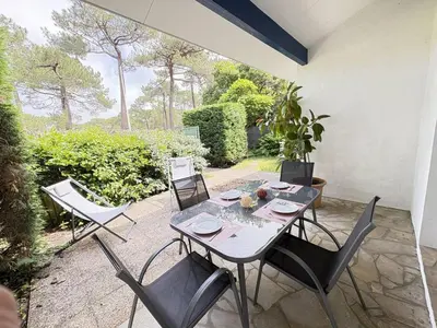 Jardin de l'établissement Maison de plain-pied avec Wi-Fi, proche mer - FR-1-831-10