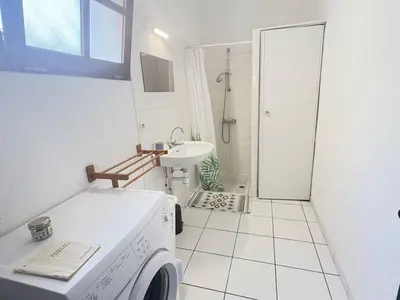 Salle de bains dans l'établissement Maison de plain-pied avec Wi-Fi, proche mer - FR-1-831-10