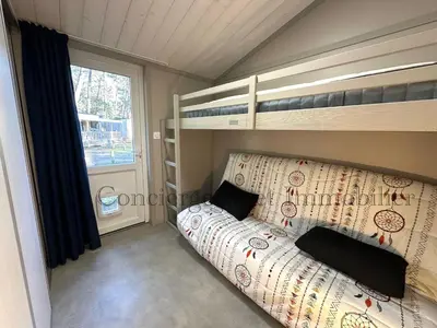 Un ou plusieurs lits dans un hébergement de l'établissement Chalet en bord de plage