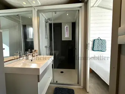 Salle de bains dans l'établissement Chalet en bord de plage