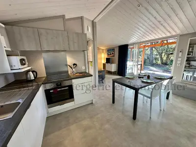 Cuisine ou kitchenette dans l'établissement Chalet en bord de plage
