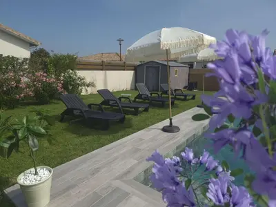 Jardin de l'établissement Maison cosy avec piscine 8 pers