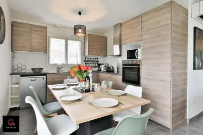 Cuisine ou kitchenette dans l'établissement Maison cosy avec piscine 8 pers