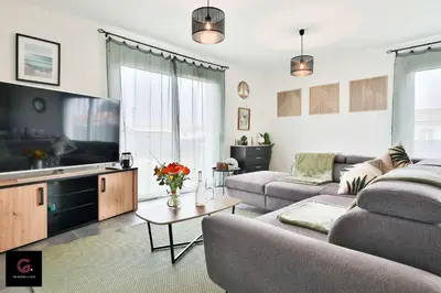 Télévision ou salle de divertissement dans l'établissement Maison cosy avec piscine 8 pers