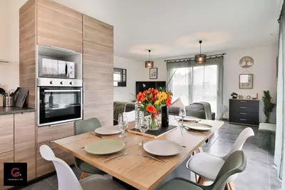 Cuisine ou kitchenette dans l'établissement Maison cosy avec piscine 8 pers