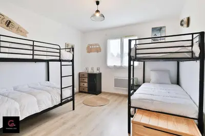 Un ou plusieurs lits dans un hébergement de l'établissement Maison cosy avec piscine 8 pers
