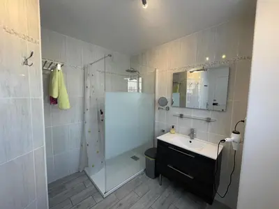 Salle de bains dans l'établissement Maison familiale à 200m de la plage