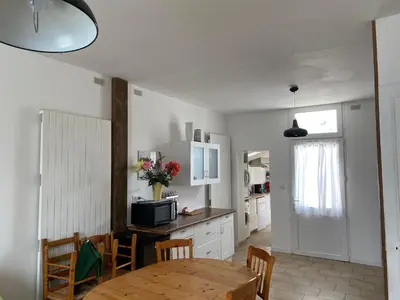 Cuisine ou kitchenette dans l'établissement Maison familiale à 200m de la plage