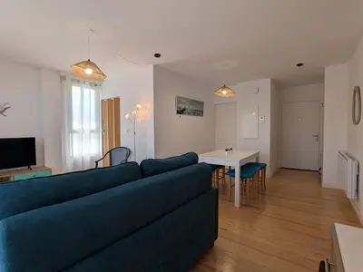 Télévision ou salle de divertissement dans l'établissement Appartement chaleureux 6 pers près mer avec parking et wifi - FR-1-239-1114