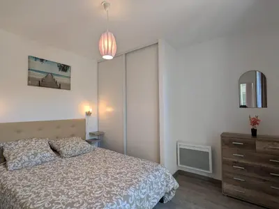 Un ou plusieurs lits dans un hébergement de l'établissement Appartement chaleureux 6 pers près mer avec parking et wifi - FR-1-239-1114