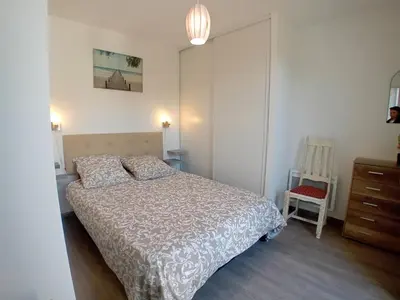 Un ou plusieurs lits dans un hébergement de l'établissement Appartement chaleureux 6 pers près mer avec parking et wifi - FR-1-239-1114