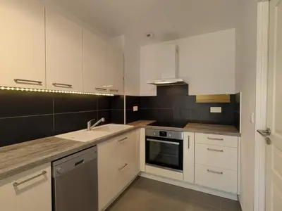Cuisine ou kitchenette dans l'établissement Appartement chaleureux 6 pers près mer avec parking et wifi - FR-1-239-1114