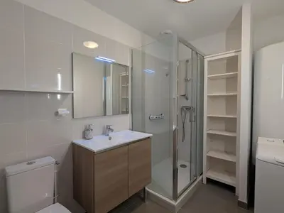 Salle de bains dans l'établissement Appartement chaleureux 6 pers près mer avec parking et wifi - FR-1-239-1114