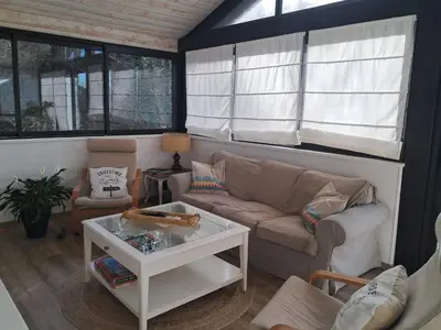 Coin salon dans l'établissement Le Chalet d'Isabelle-sur la vélodyssée-drap-serviette