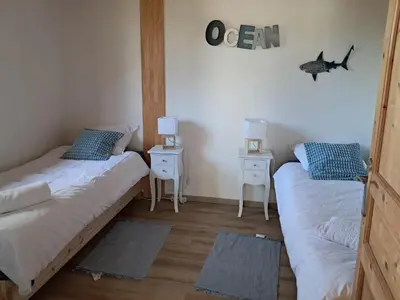 Un ou plusieurs lits dans un hébergement de l'établissement Le Chalet d'Isabelle-sur la vélodyssée-drap-serviette