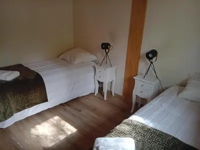 Un ou plusieurs lits dans un hébergement de l'établissement Le Chalet d'Isabelle-sur la vélodyssée-drap-serviette