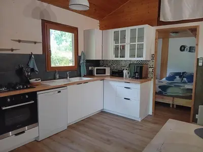 Cuisine ou kitchenette dans l'établissement Le Chalet d'Isabelle-sur la vélodyssée-drap-serviette