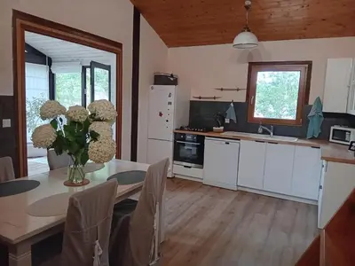 Cuisine ou kitchenette dans l'établissement Le Chalet d'Isabelle-sur la vélodyssée-drap-serviette