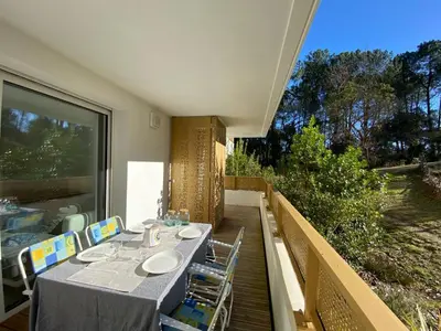 Balcon ou terrasse dans l'établissement Appartement cosy proche centre Capbreton, situé dans un cadre boisé