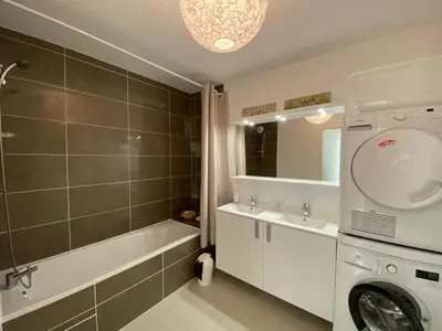 Salle de bains dans l'établissement Appartement cosy proche centre Capbreton, situé dans un cadre boisé