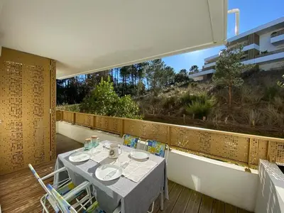 Balcon ou terrasse dans l'établissement Appartement cosy proche centre Capbreton, situé dans un cadre boisé