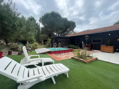 Piscine de l'établissement La grange sous les pins landais ou située à proximité