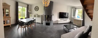Télévision ou salle de divertissement dans l'établissement Maison proche plage avec jacuzzi