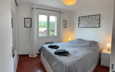 Un ou plusieurs lits dans un hébergement de l'établissement Maison proche plage avec jacuzzi