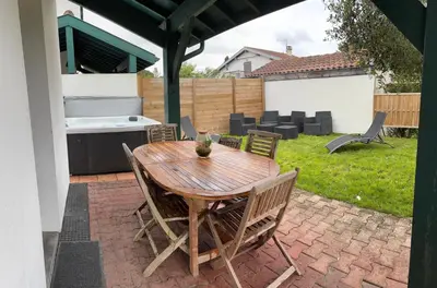 Jardin de l'établissement Maison proche plage avec jacuzzi