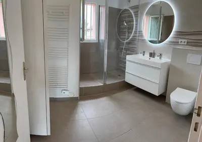 Salle de bains dans l'établissement Maison proche plage avec jacuzzi