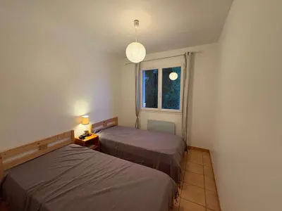 Un ou plusieurs lits dans un hébergement de l'établissement Villa ensoleillée avec terrasse près de la plage - FR-1-831-11
