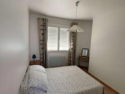 Un ou plusieurs lits dans un hébergement de l'établissement Villa ensoleillée avec terrasse près de la plage - FR-1-831-11
