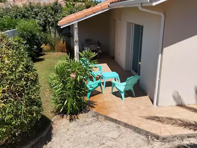 Jardin de l'établissement Villa ensoleillée avec terrasse près de la plage - FR-1-831-11
